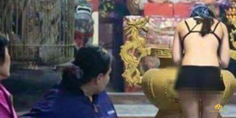 Ăn mặc hở hang là tập quen “lấy thân làm mồi”
