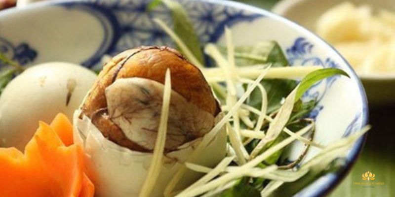 Quả báo ăn trứng vịt lộn có thật không